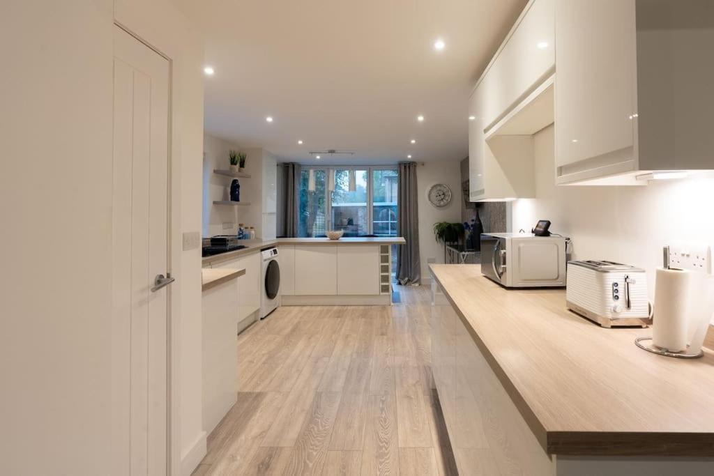 Luxury Living Away From Home Redhill  Bagian luar foto